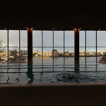 Canary Riverside Plaza Hotel London Eksteriør bilde View from the pool