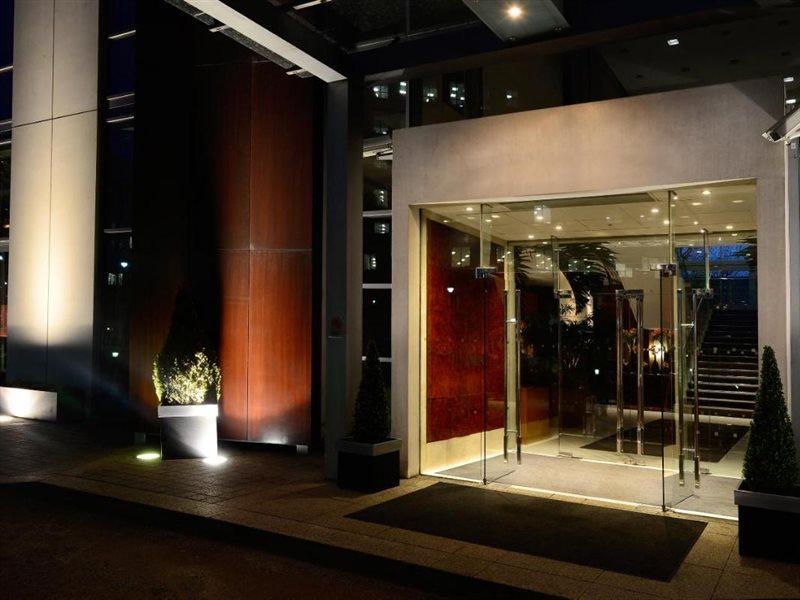 Canary Riverside Plaza Hotel London Eksteriør bilde Entrance to the hotel