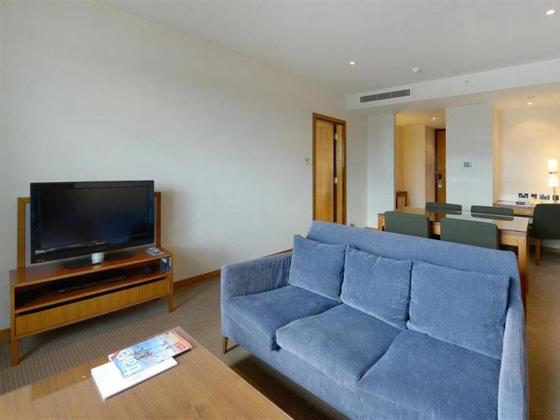 Canary Riverside Plaza Hotel London Eksteriør bilde A living room in a serviced apartment