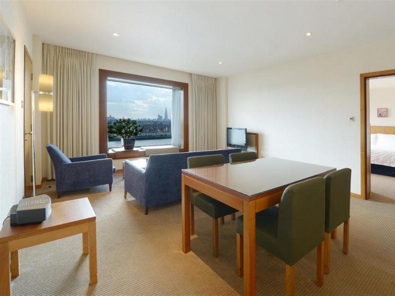 Canary Riverside Plaza Hotel London Eksteriør bilde A suite at the Hilton London Heathrow