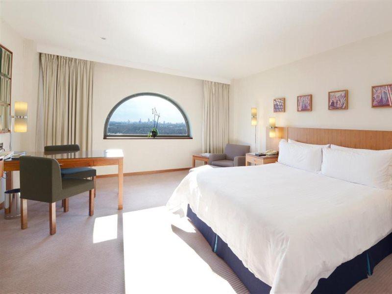 Canary Riverside Plaza Hotel London Eksteriør bilde A room at the hotel