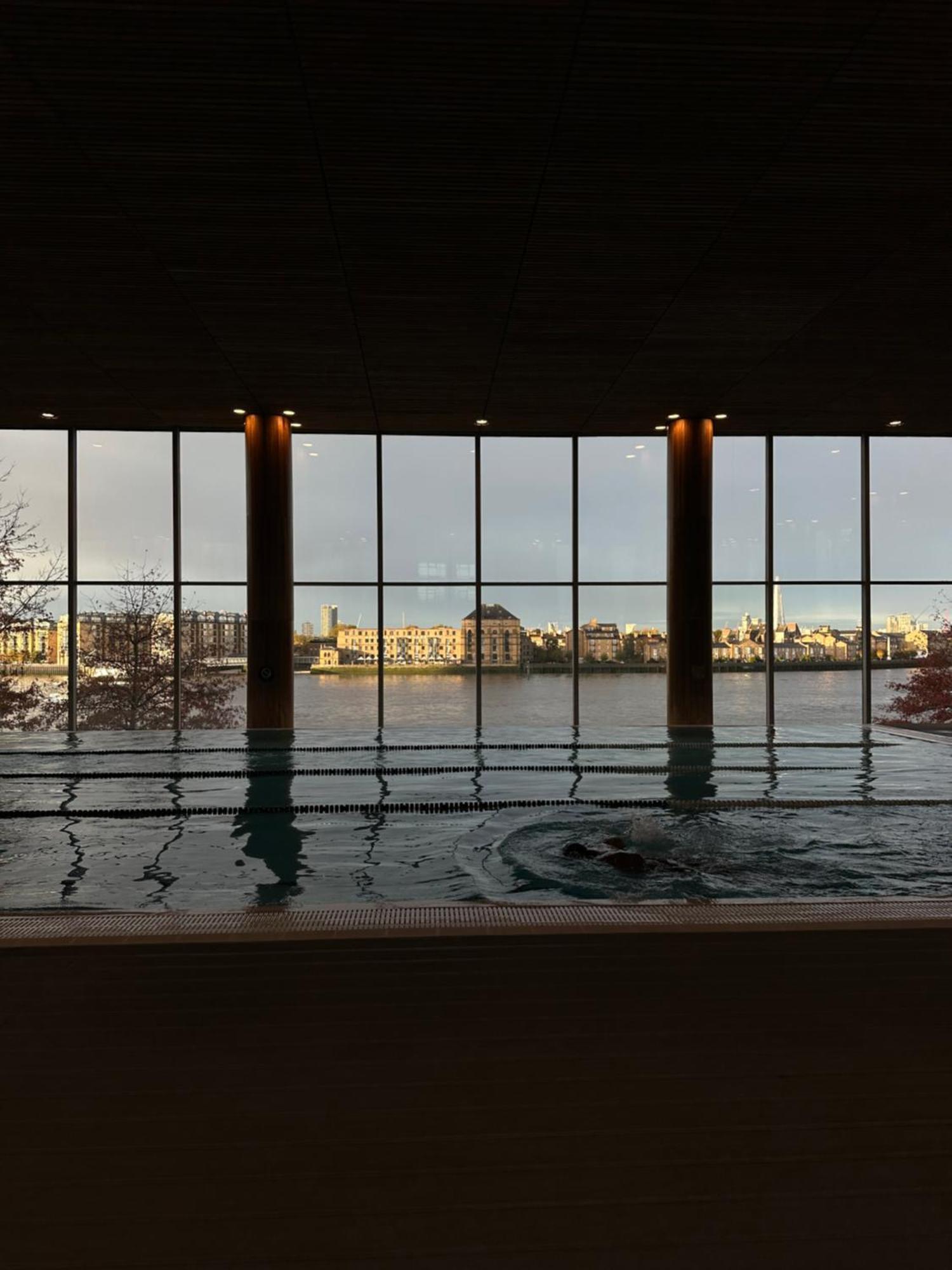 Canary Riverside Plaza Hotel London Eksteriør bilde View from the pool