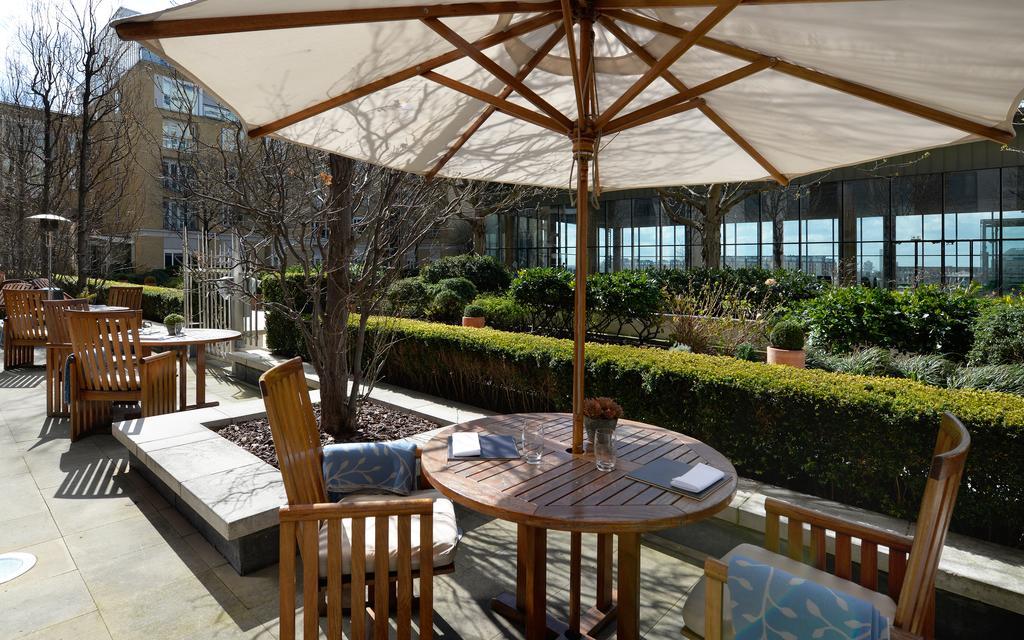 Canary Riverside Plaza Hotel London Eksteriør bilde The garden at the hotel