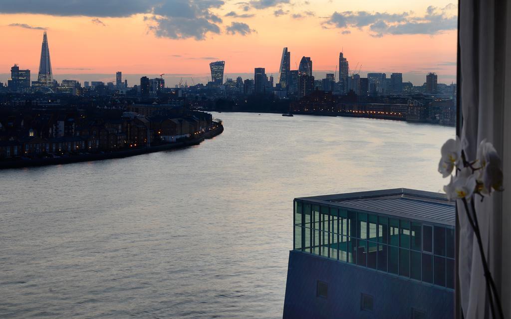 Canary Riverside Plaza Hotel London Eksteriør bilde View of the East River from a residential building in Long Island City