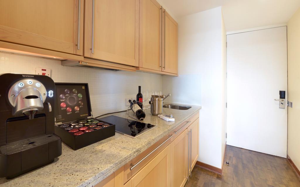 Canary Riverside Plaza Hotel London Eksteriør bilde A typical kitchen in a student apartment