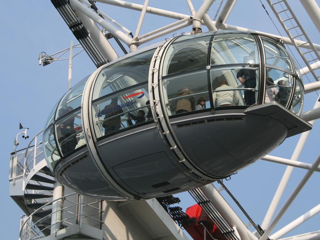 Canary Riverside Plaza Hotel London Eksteriør bilde A capsule of the London Eye