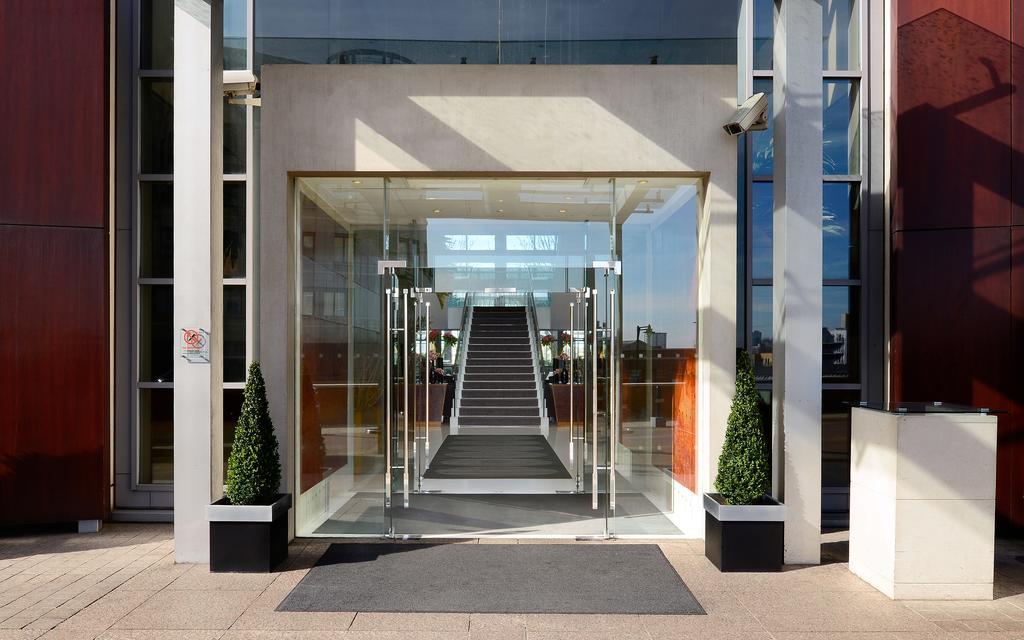 Canary Riverside Plaza Hotel London Eksteriør bilde Entrance to the hotel