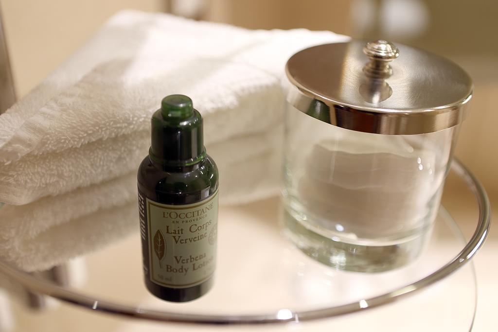 Canary Riverside Plaza Hotel London Eksteriør bilde L'OCCITANE Verbena Hand Cream