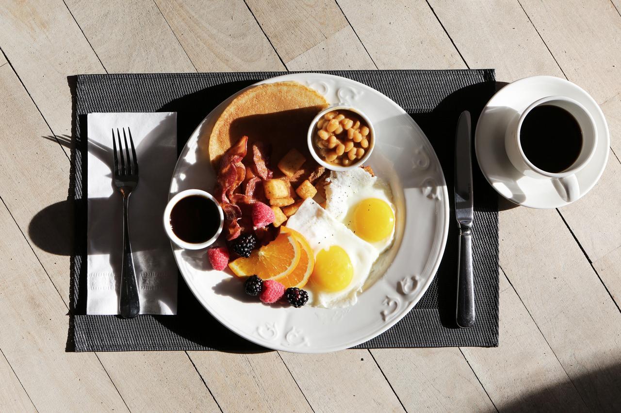 Canary Riverside Plaza Hotel London Eksteriør bilde A typical American breakfast