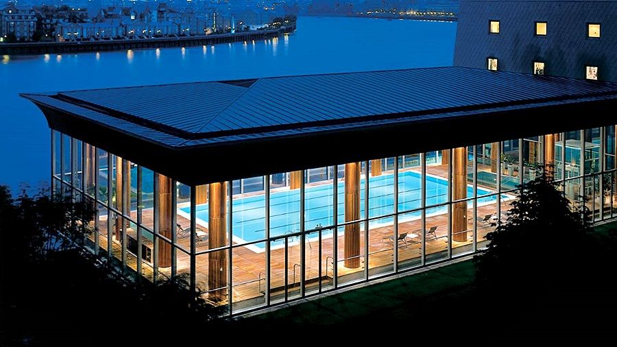 Canary Riverside Plaza Hotel London Eksteriør bilde The swimming pool at the hotel