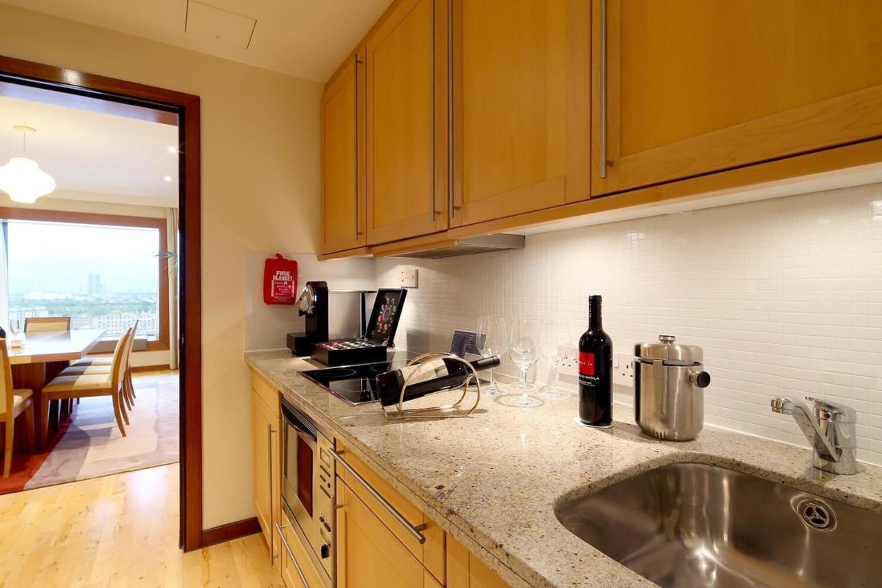 Canary Riverside Plaza Hotel London Eksteriør bilde A typical kitchen