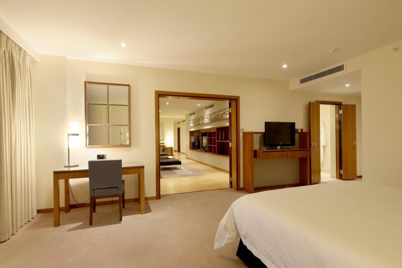 Canary Riverside Plaza Hotel London Eksteriør bilde A suite at the Conrad Dubai