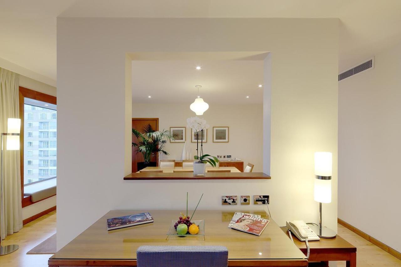 Canary Riverside Plaza Hotel London Eksteriør bilde A pass-through window in a hotel room